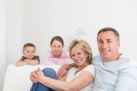 躺在沙发上的一家人图片