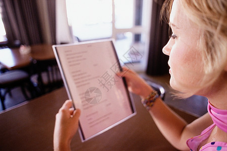 年轻女子看菜单图片