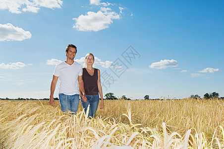 在麦田里散步的一对夫妇图片