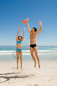 在海滩打排球的夫妇图片