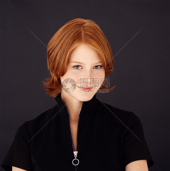 年轻的红头发女人图片