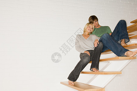 年轻夫妇坐在楼梯上放松图片