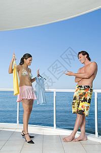 海上度假的情侣图片