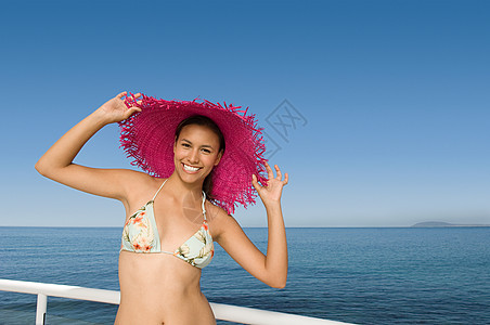 戴太阳帽的年轻女子图片