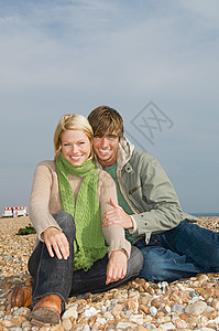 坐在海滩上的夫妇图片