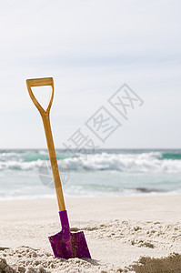 沙滩上的铲子图片