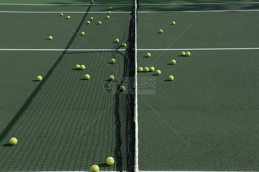 网球场网球图片
