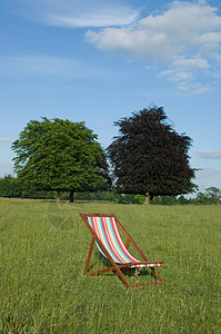 野外草地的躺椅图片