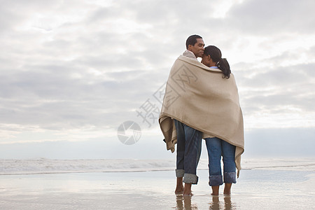 海边散心的夫妻背景图片