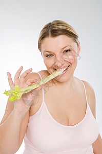 吃芹菜的女人图片