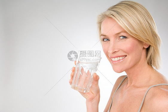 拿着一杯水的女人图片