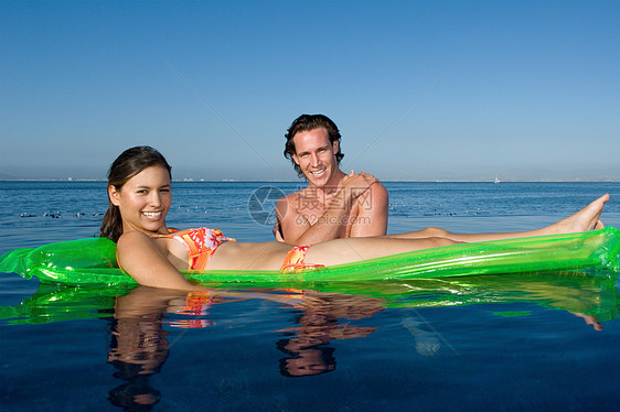 海上度假的情侣图片