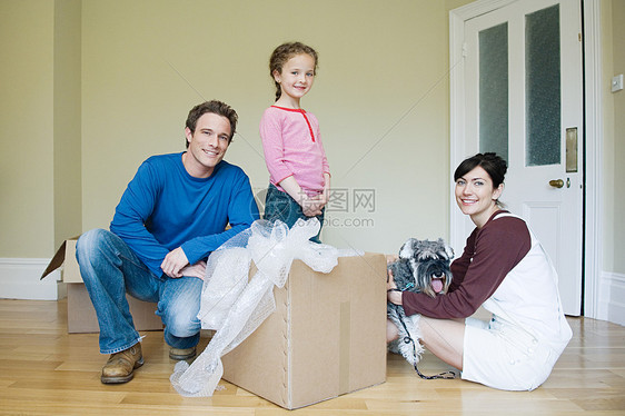 搬新家的一家人图片