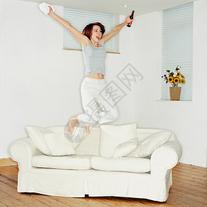 兴奋跳跃的女人图片