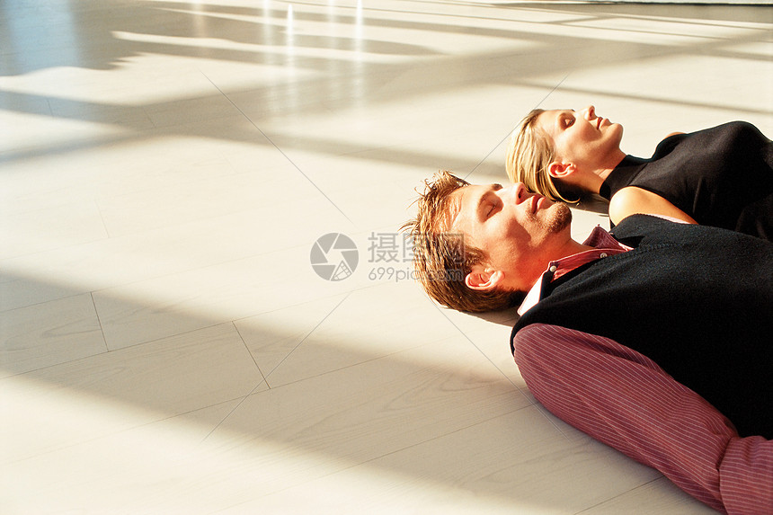 ‘~躺在地板上的商务男女  ~’ 的图片