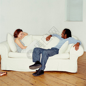 沙发上聊天的夫妻图片