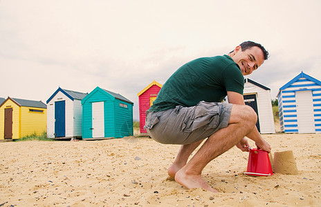 沙滩上玩耍的男人图片