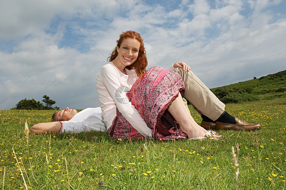 草地上休息的夫妇图片