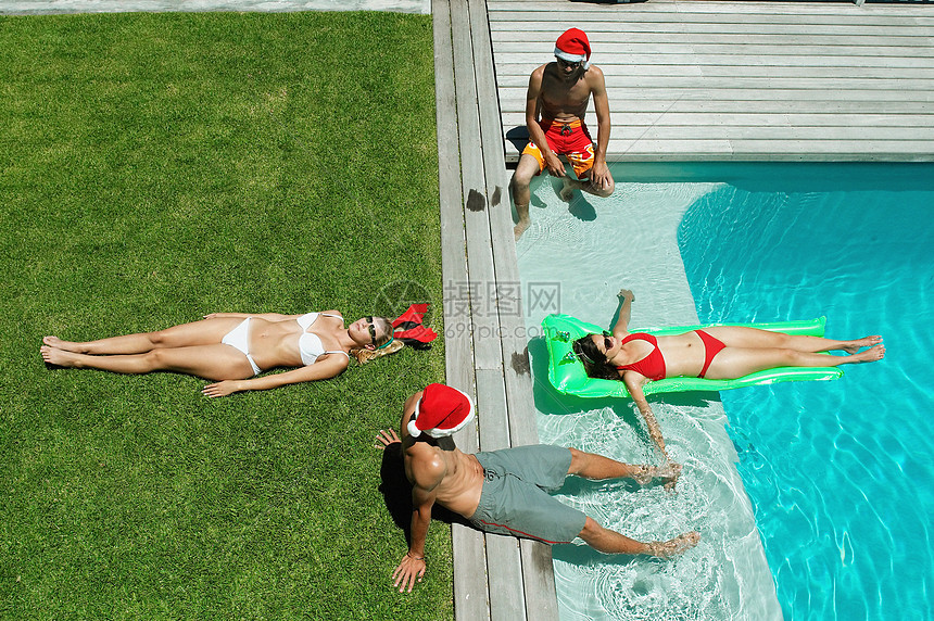 圣诞节泳池度假的情侣图片