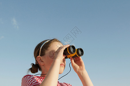 拿着望远镜的女孩背景图片