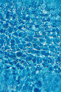 游泳池上的涟漪图片