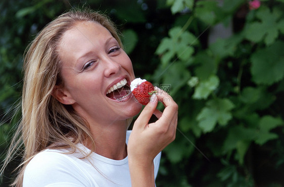 吃草莓的女孩图片