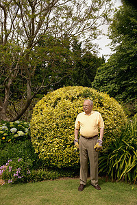 站在花园里的老人图片