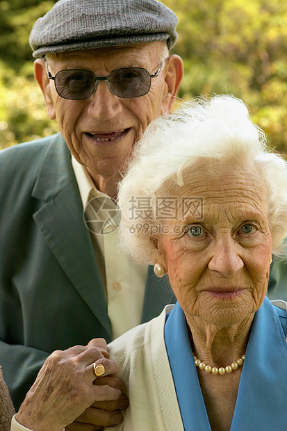 一对老年夫妇图片