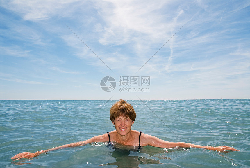 海里游泳的女人图片