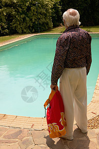 泳池边的老人图片