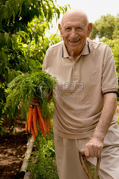拿着胡萝卜的老人图片