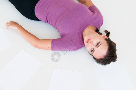 躺在地上的女人图片