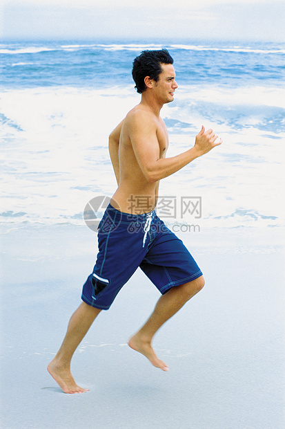 在海滩上跑步的男人图片