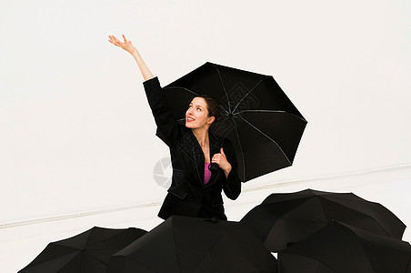 打雨伞的女人图片
