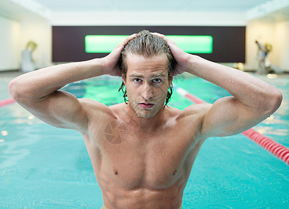 男人在游泳池摸湿头发图片