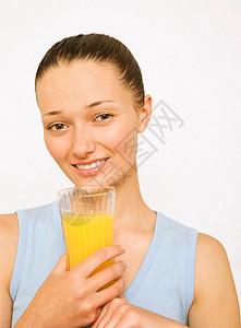 拿着一杯橙汁的女孩图片