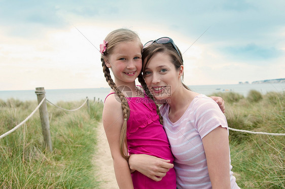 妈妈和女儿在海滩上拥抱图片