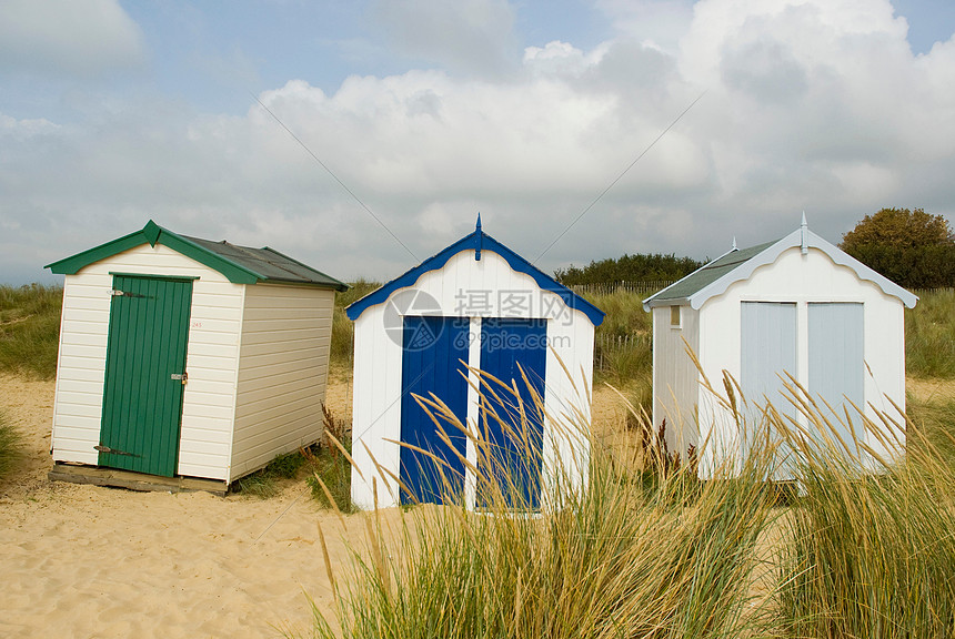 海滩上色彩鲜艳的小屋图片