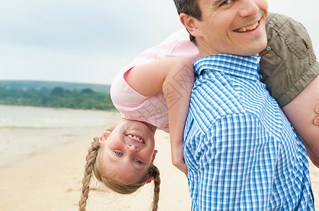 父亲和女儿在海滩上图片