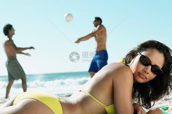 在海滩上晒日光浴的女人图片