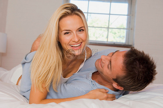 在床上拥抱的情侣图片