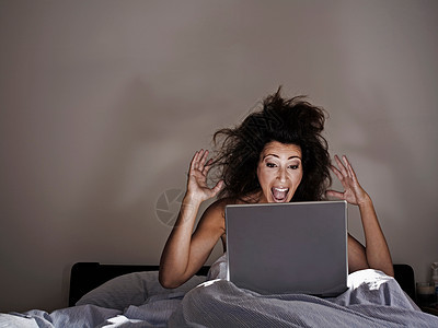 女人在床上用电脑图片