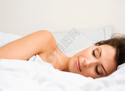 躺在床上的女人图片
