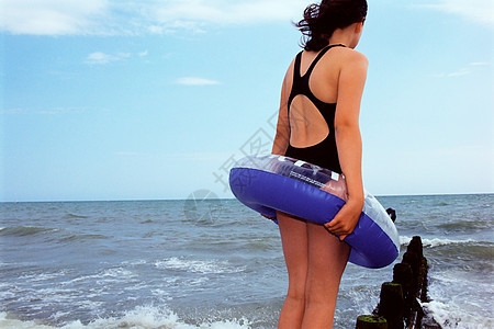 站在海边的女孩图片