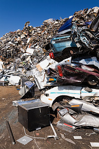 废品场的一堆生锈的汽车图片