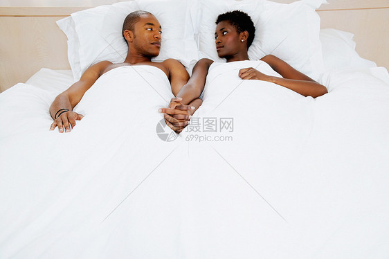 躺在床上的一对夫妇图片