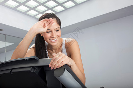 跑步机上微笑的女人图片