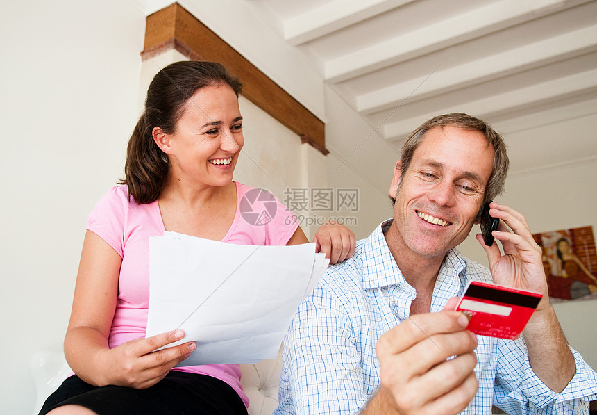 夫妇用信用卡付款图片