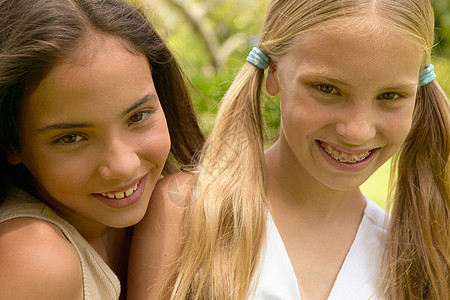 两个微笑的年轻女孩图片