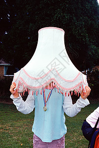 头套灯罩的女孩图片